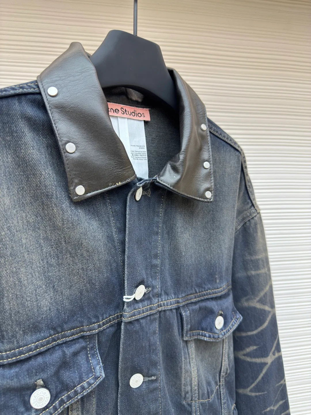 Acne Studios embroidered denim jacket ●Authentic product: Purchased and developed for 8500 ●Item No.: 1680047-B80 ●Material: densely woven cotton denim fabric ●Technology: embroidery production ●Version: Fitted version ●Weight: about 1020 ●Size: S-M-L-XL ●Description: Customized densely woven cotton denim material with excellent texture and comfortable skin fit. Use gradient fried blue as the base tone, natural and layered It is the ultimate display of retro aesthetics. The collar leather has been sublimated, and studs are inlaid at random around the collar. It has received a new interpretation. Acne Studios' light or dark stitches are jumping and intertwined on the sleeves. It is a miniature presentation of the brand spirit. It breaks the monotony and rigidity of traditional denim jackets. It interprets with a unique design and has become the new favorite of retro fashion. It uses imported machine embroidery technology and uses advanced computer control systems and precision mechanical components. AcneStudios embroidery operations have high precision. The lines are smooth and delicate. Multiple sand-rubbers are used to rub the specific parts with a high-pressure spray gun to achieve a local gradient effect. Then, a unique texture pattern is created through frosting technology. The workmanship is extremely complex, time-consuming and labor-intensive. The overall wiring is straight and delicate, the fabric is comfortable and soft, and the color is consistent without color difference. It can be matched with the same style to create a fashionable look and control various occasions. Customized accessories, complete with three standards, same style for men and women!
